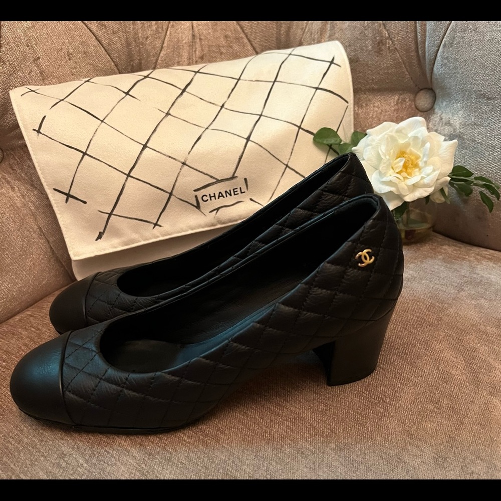 Chanel black leather quilted pumps